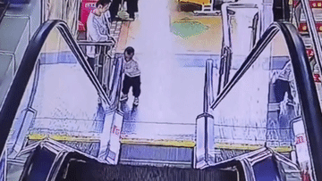 Giải cứu bé trai bị kẹt tay vào thang cuốn trung tâm thương mại