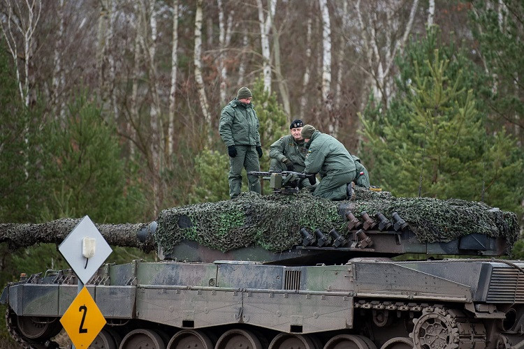 Xem binh sĩ Ukraine được huấn luyện cách sử dụng xe tăng Leopard ở Ba Lan