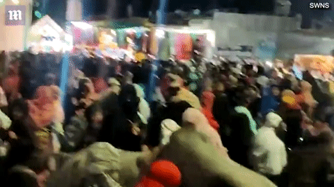 Khoảnh khắc bò điên lao vào đám đông dự lễ hội, giẫm đạp nhiều người bị thương