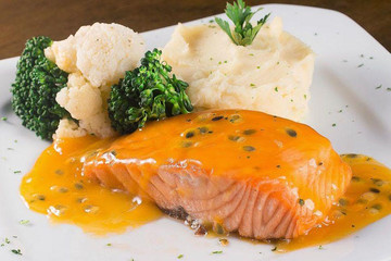 3 cách làm cá hồi áp chảo sốt bơ tỏi, sốt cam và chanh leo đơn giản