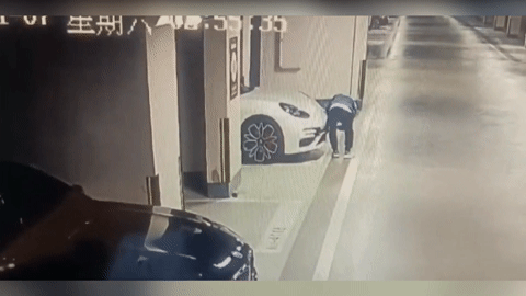 Chủ xe Porsche dùng băng keo che biển số để trốn phí đỗ xe