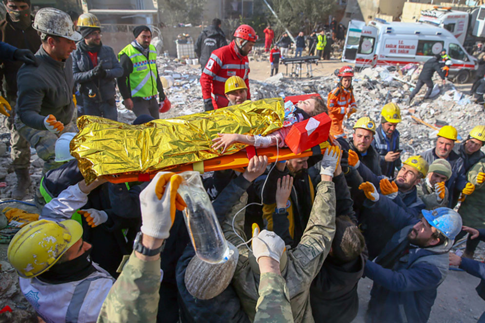 Thời gian cứu hộ động đất sắp hết, thêm bé gái được cứu sau 8 ngày bị chôn vùi