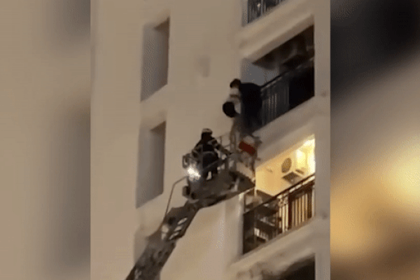 Cảnh sát giải cứu nam thanh niên định nhảy từ tầng 8 chung cư xuống đất