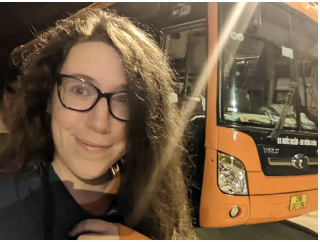 24 giờ đáng nhớ của nữ du khách Anh đi xe giường nằm từ Việt Nam sang Lào