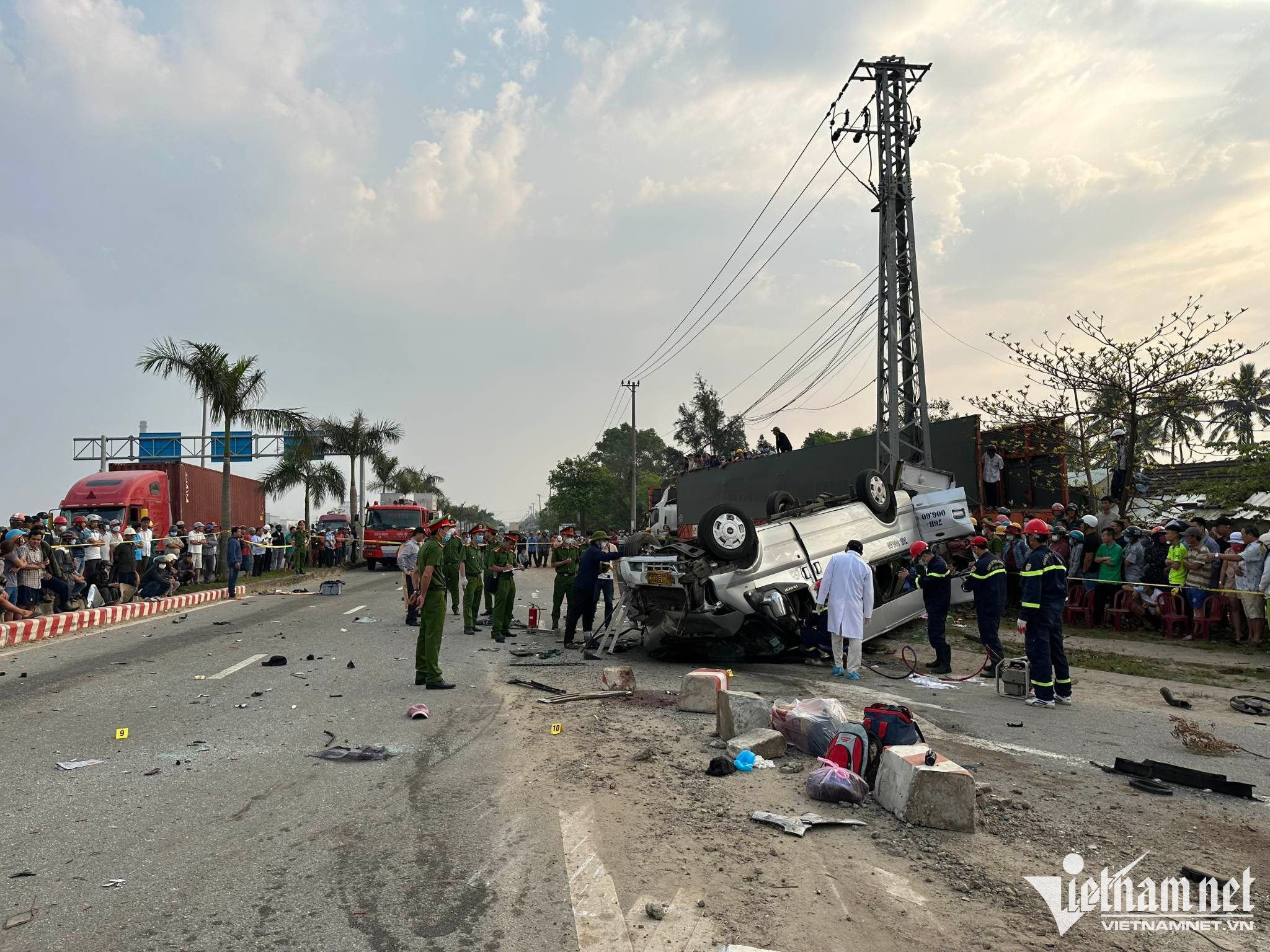 Hiện trường vụ tai nạn nghiêm trọng làm 8 người tử vong ở Quảng Nam