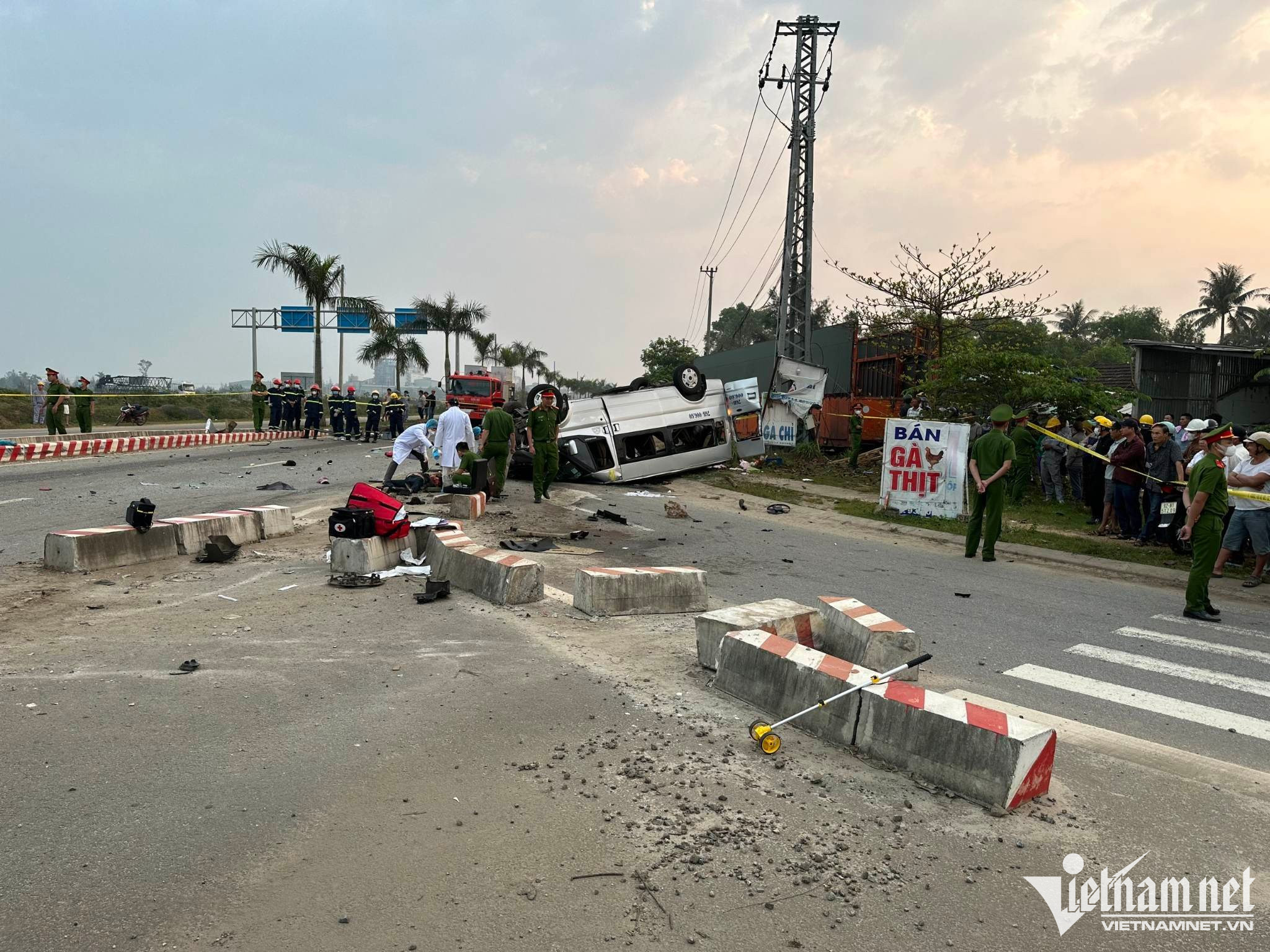 Hiện trường vụ tai nạn nghiêm trọng làm 8 người tử vong ở Quảng Nam