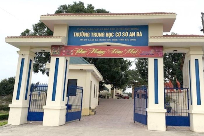 Điều tra vụ học sinh lớp 7 sinh con trong nhà tắm ở Bắc Giang