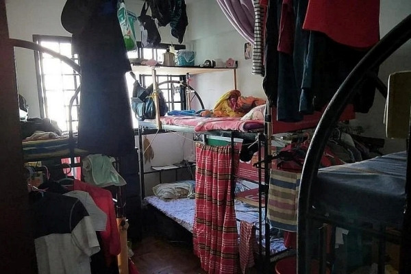 11 người sống 'chui' trong căn hộ 3 phòng ngủ ở Singapore