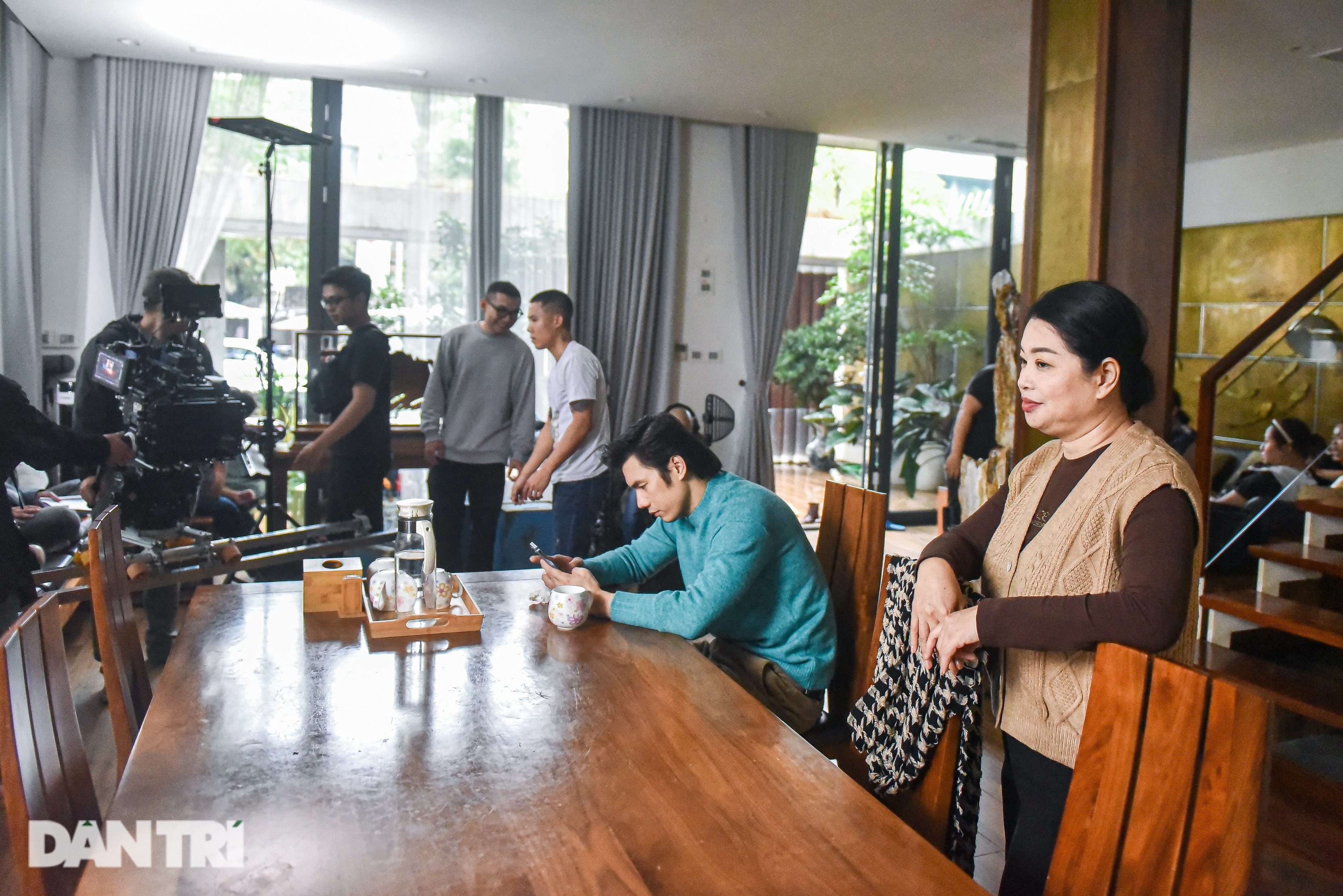 Diễn viên Thanh Tú mượn áo của mẹ, lái ô tô đến quay phim Đừng làm mẹ cáu - 8