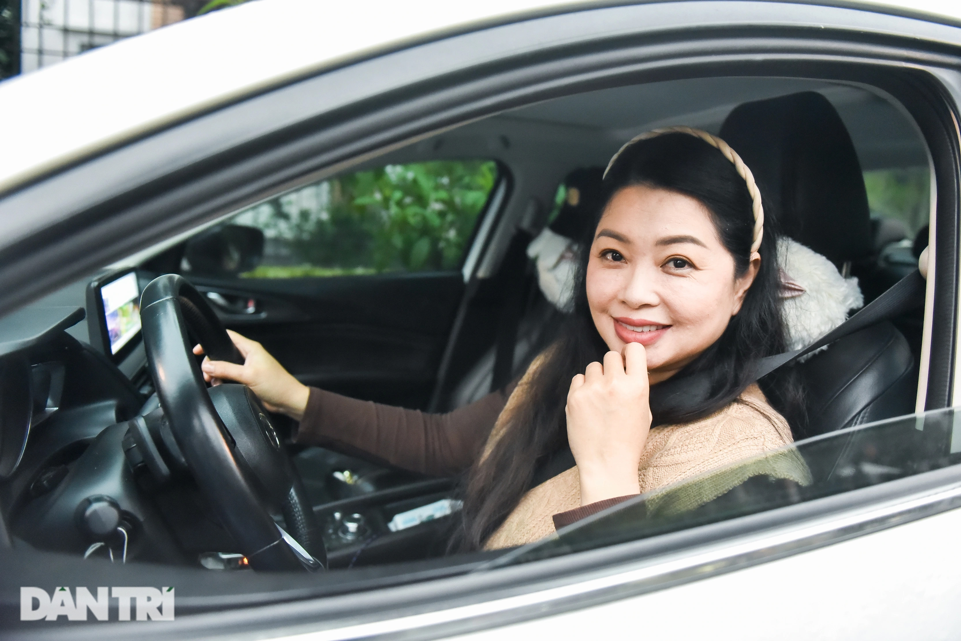 Diễn viên Thanh Tú mượn áo của mẹ, lái ô tô đến quay phim Đừng làm mẹ cáu - 1