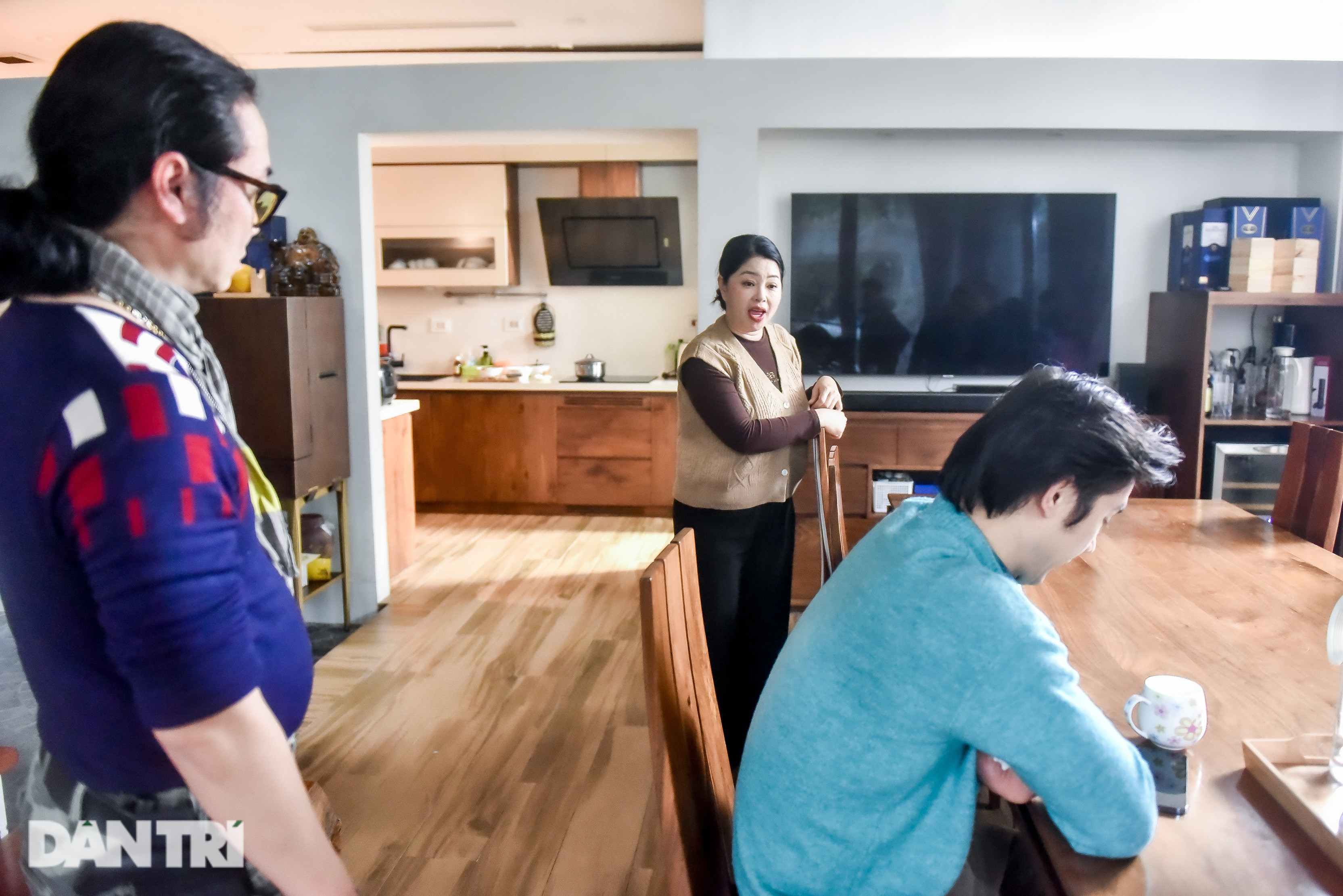 Diễn viên Thanh Tú mượn áo của mẹ, lái ô tô đến quay phim Đừng làm mẹ cáu - 9