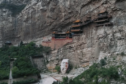 Ngôi chùa huyền bí 1.500 năm treo vách núi chênh vênh ở Trung Quốc