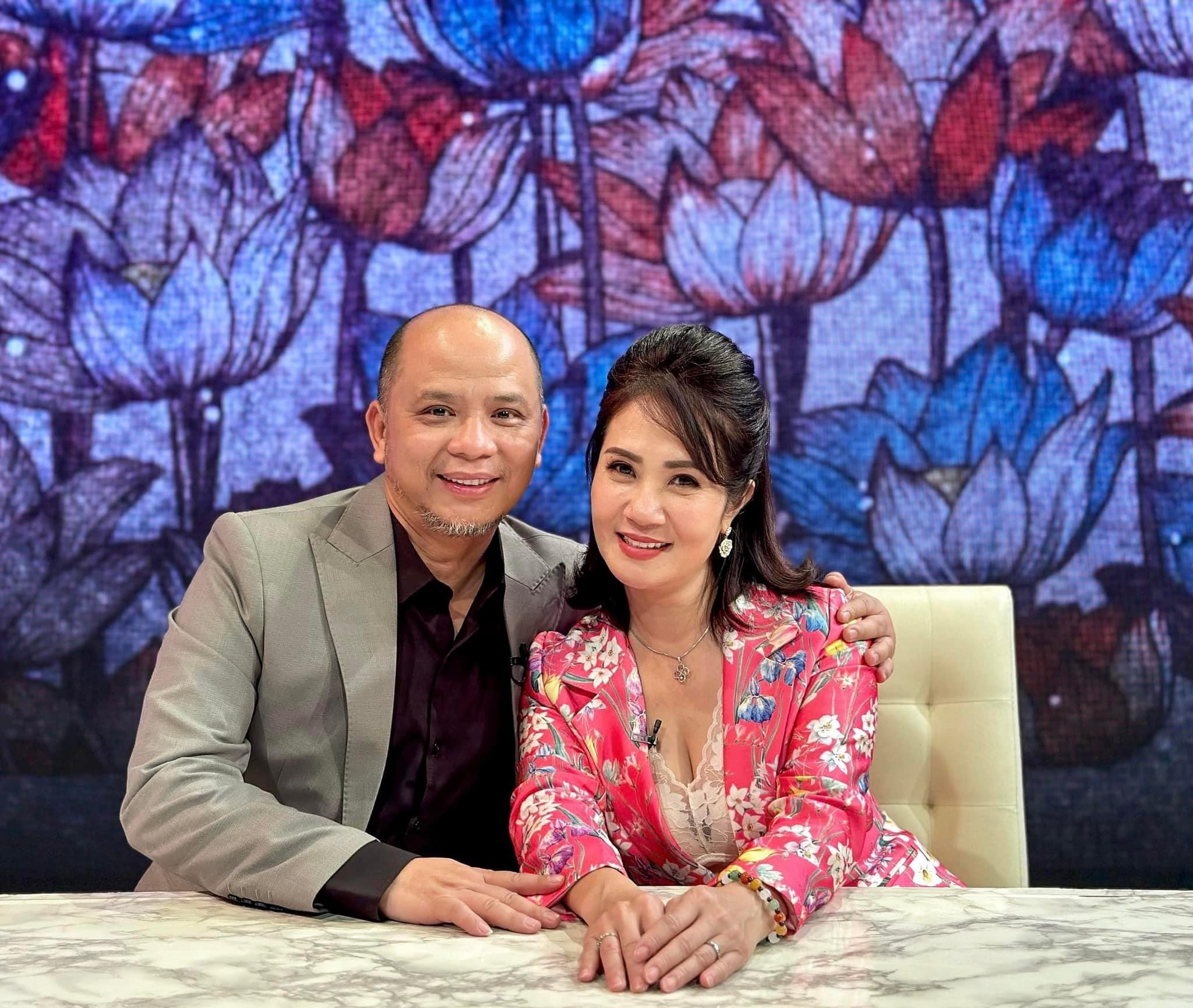 Hà Kiều Anh hôn chồng đại gia, Đăng Khôi tặng vợ dép 130 triệu ngày Valentine