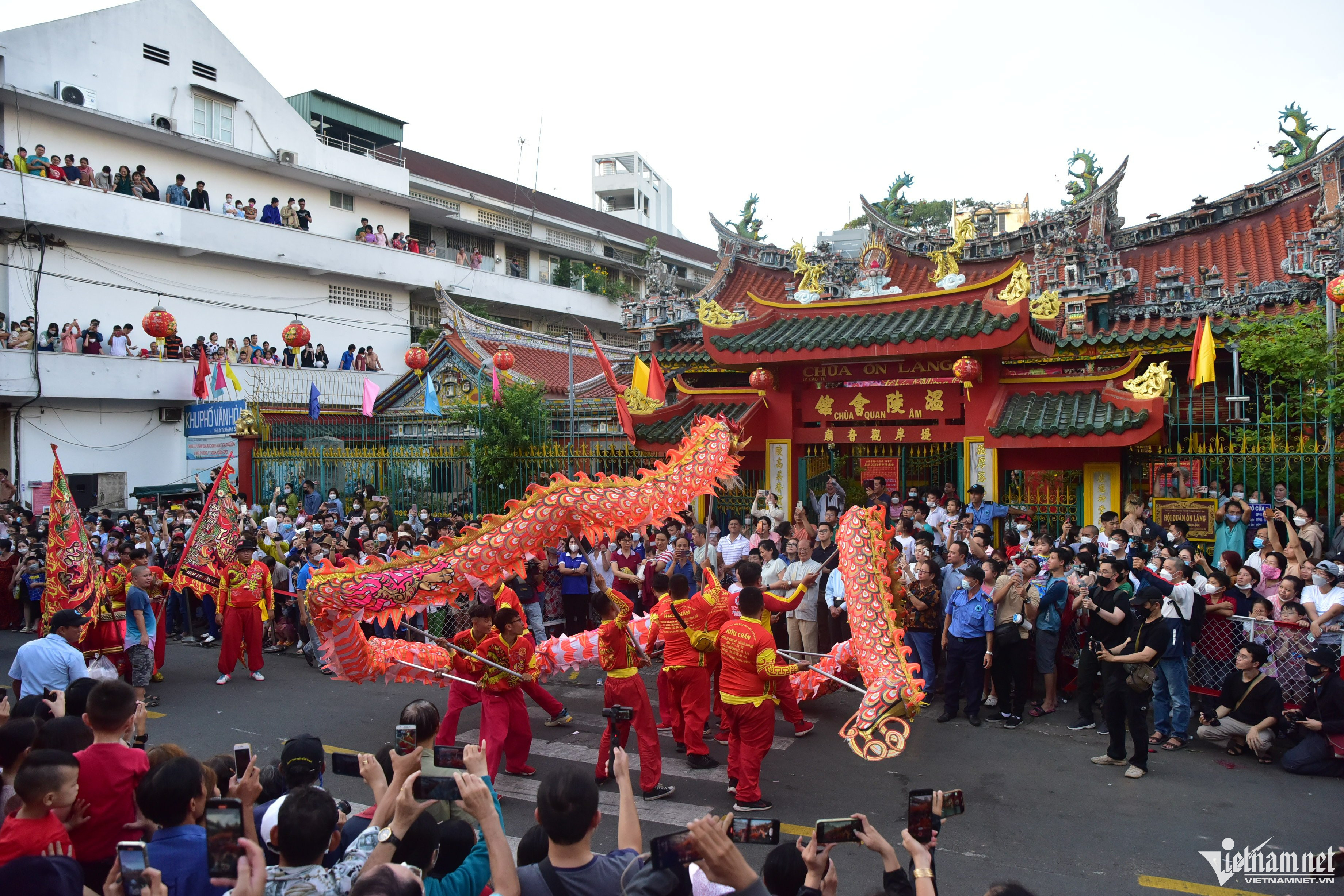 Chinese community parades in streets to celebrate Nguyen Tieu Festival