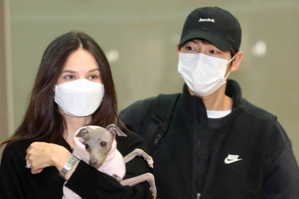 Song Joong Ki và vợ sắp cưới tình tứ tại sân bay
