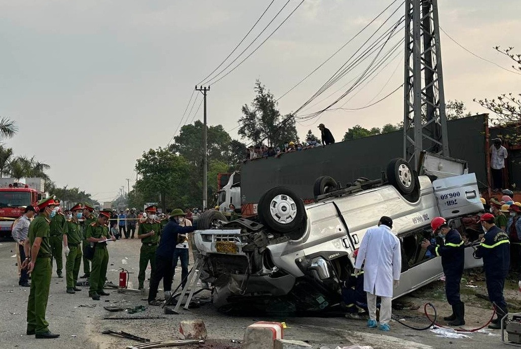 Vụ tai nạn 10 người chết: Tài xế xe đầu kéo chịu trách nhiệm đến đâu?