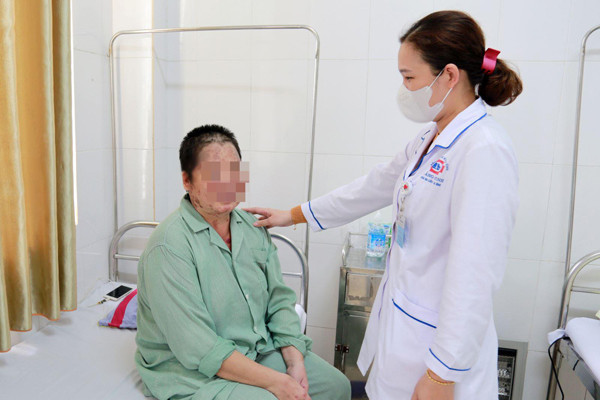 Lở loét, chảy dịch vì đắp lá chữa bệnh tự miễn