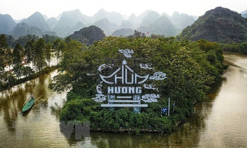 Bus ride for spring tours of attractions on Hanoi’s outskirts