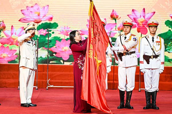 Quyền Chủ tịch nước Võ Thị Ánh Xuân trao danh hiệu Anh hùng cho lực lượng Cảnh vệ