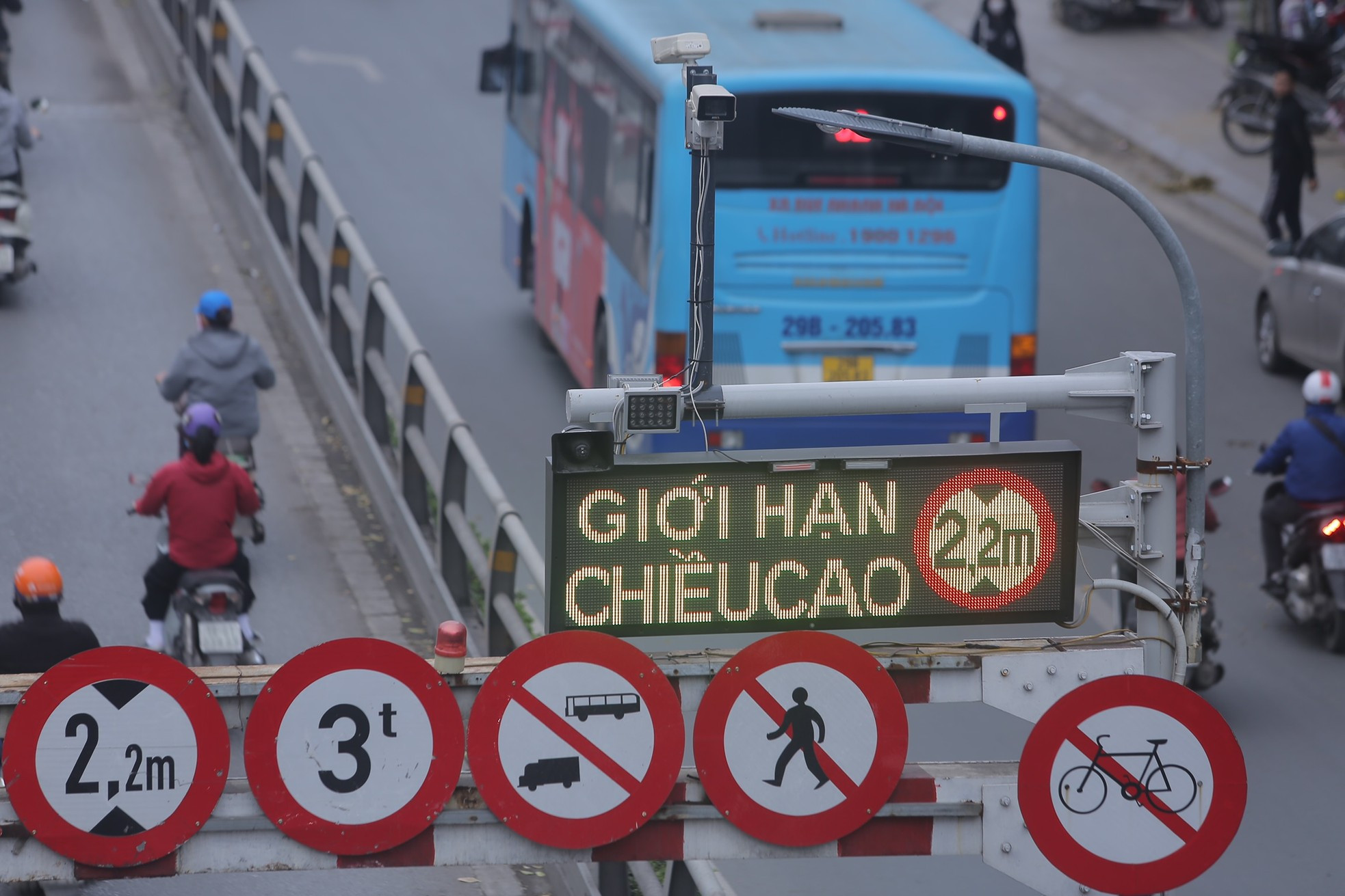 Hanoi pilots installing smart road signs for remote traffic warning