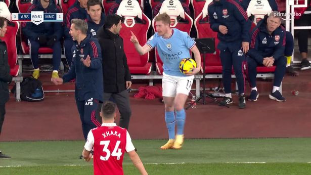 De Bruyne chỉ thẳng mặt, xô thầy cũ Mikel Arteta ở Man City 3-1 Arsenal