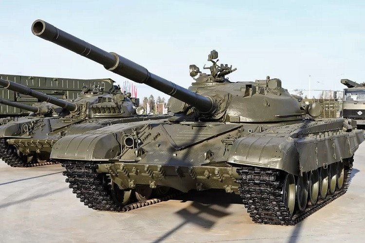 Hình ảnh hàng chục xe tăng T-72 từ Ba Lan rầm rập tới Ukraine