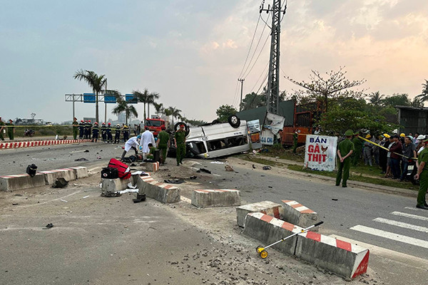 Vụ tai nạn 10 người chết: Xe khách được chở tối đa 16 hay 19 người?