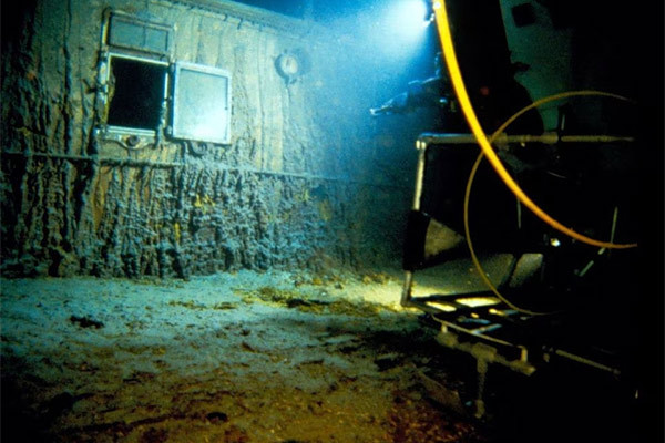 Thước phim chưa từng được công bố về xác tàu Titanic huyền thoại dưới đáy đại dương