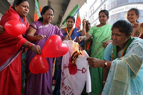 Ấn Độ: Người dân biểu tình phản đối ngày lễ Tình nhân, thể hiện tình yêu với bò