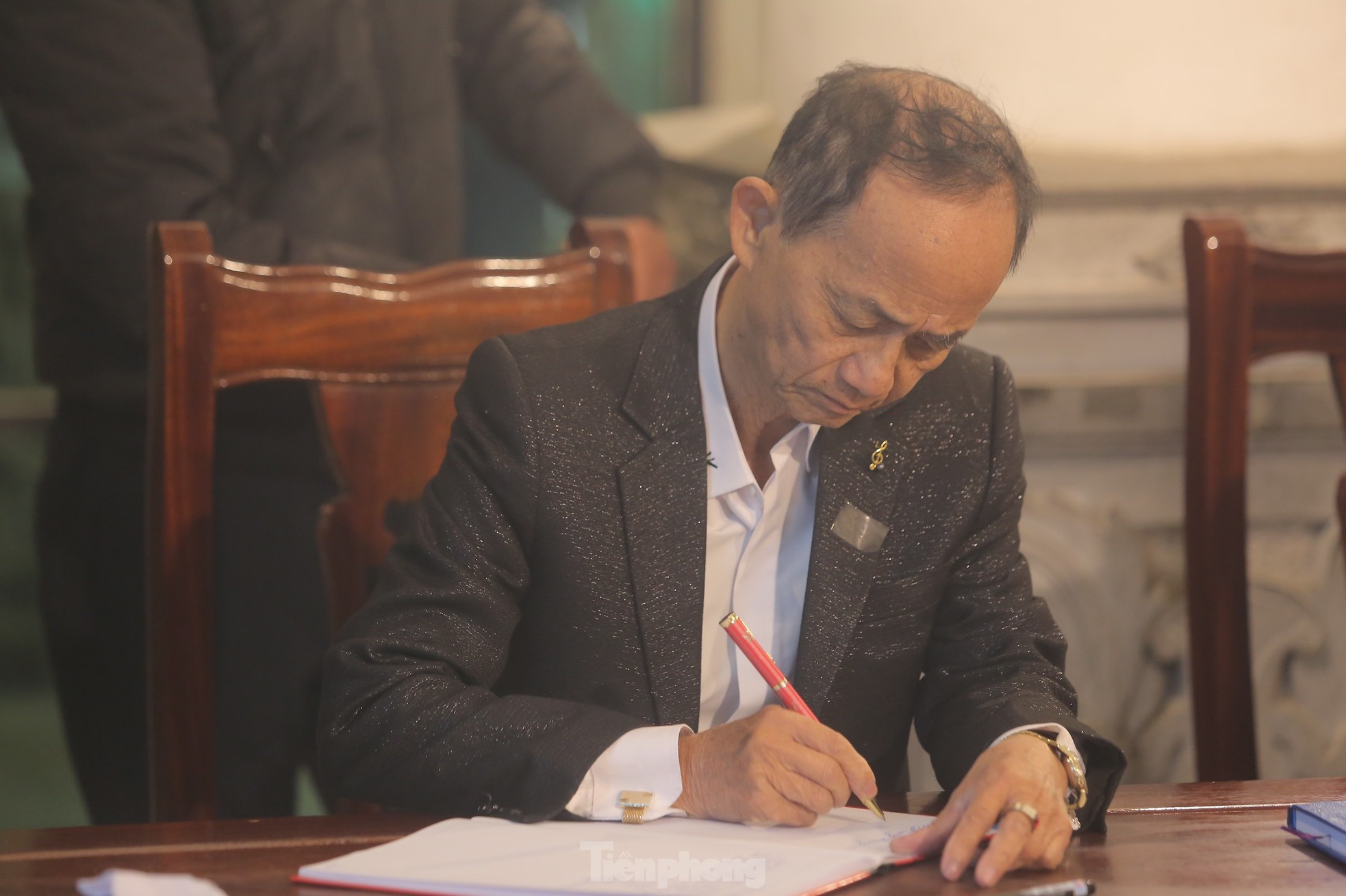 Xúc động giây phút tiễn đưa NSƯT Văn Vượng ảnh 9