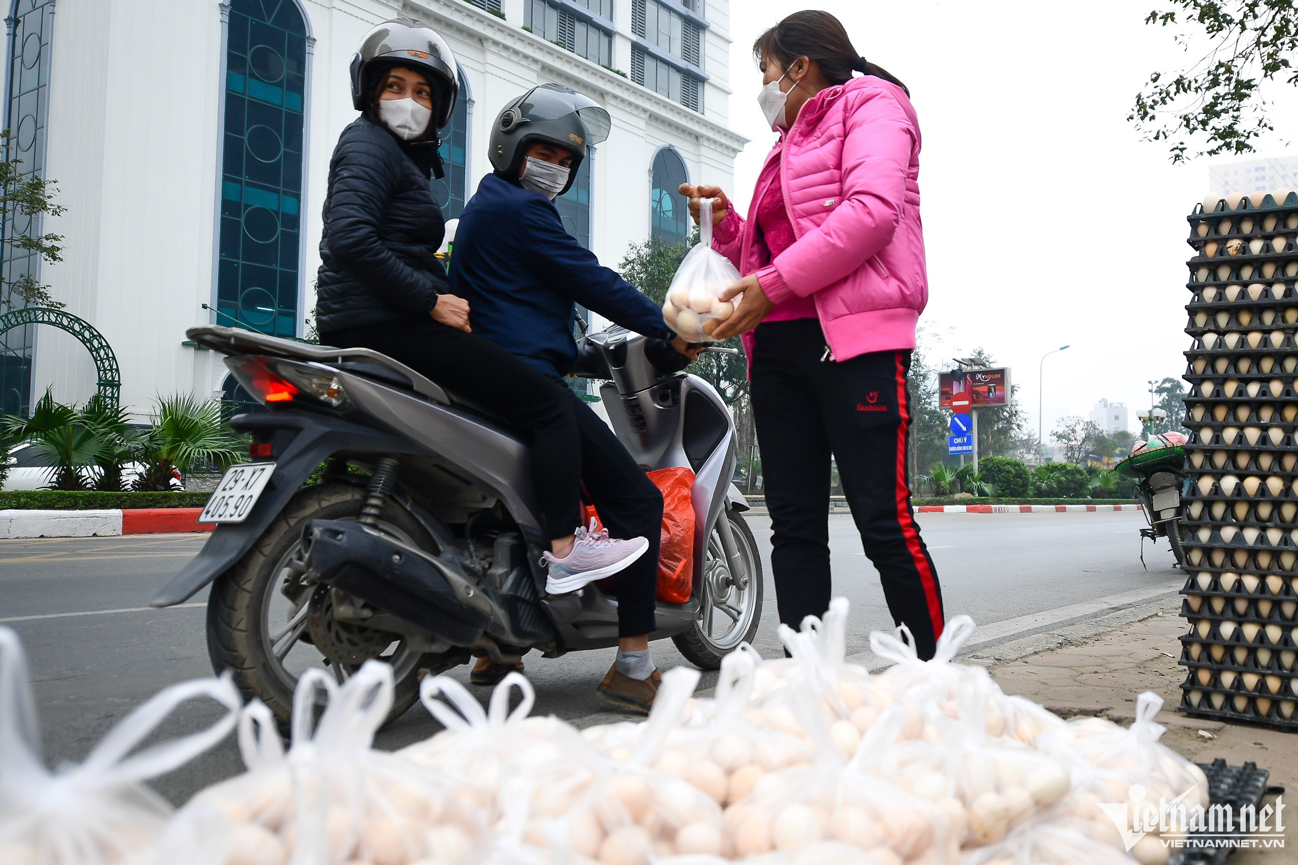 Trứng gà giá 65.000 đồng/30 quả bày bán tràn lan vỉa hè, lòng đường Hà Nội