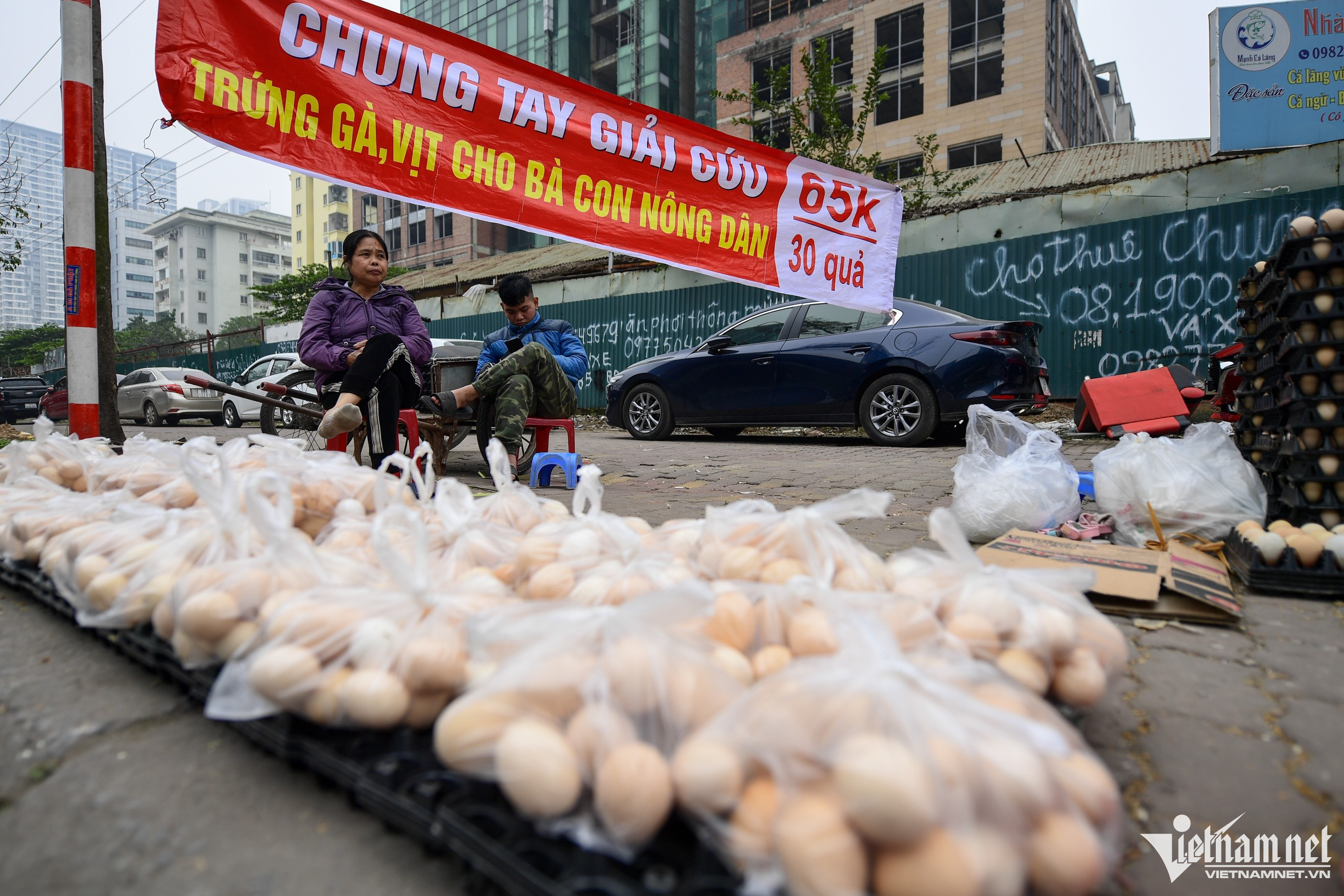 Trứng gà giá 65.000 đồng/30 quả bày bán tràn lan vỉa hè, lòng đường Hà Nội