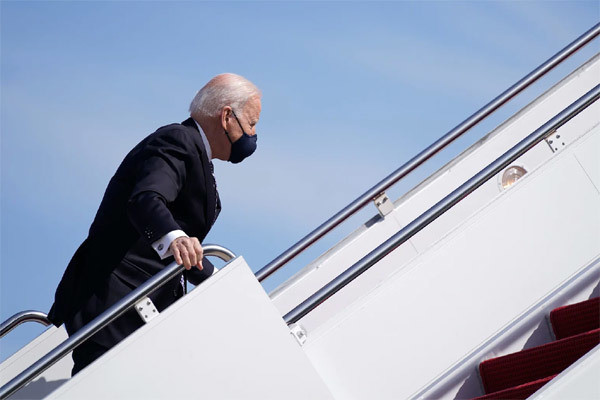 Ông Biden liên tục vấp ngã trên bậc thang chuyên cơ