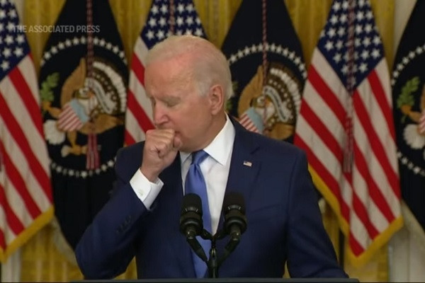 Ông Biden ho nhiều khi phát biểu, gây nghi ngờ về sức khỏe