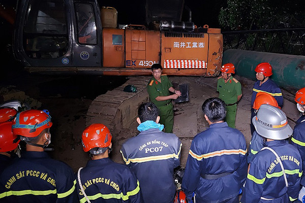 Công an lên tiếng vụ bé trai 10 tuổi rơi xuống ống trụ bê tông