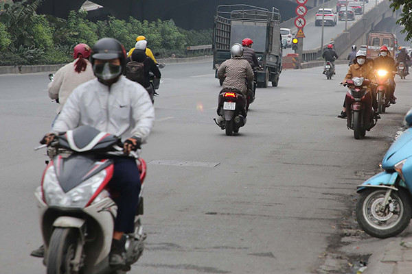 Người đi ngược chiều ở Hà Nội: Biết sợ, thấy nguy hiểm nhưng tiện nên cứ liều