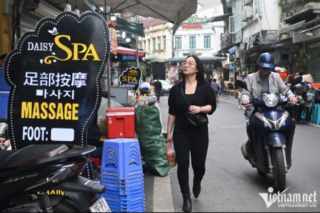 Hanoi to 'give pavements back to pedestrians'