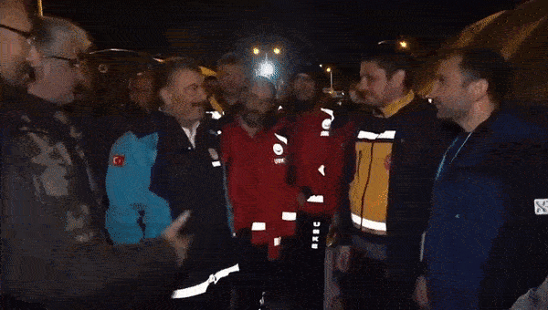 Khoảnh khắc Bộ trưởng Y tế Thổ Nhĩ Kỳ thoát nạn trong gang tấc khi thăm vùng động đất