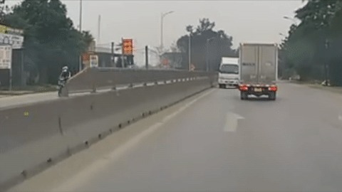 Thanh Hoá: Tài xế giật mình bẻ lái tránh ô tô tải đi ngược chiều trên quốc lộ
