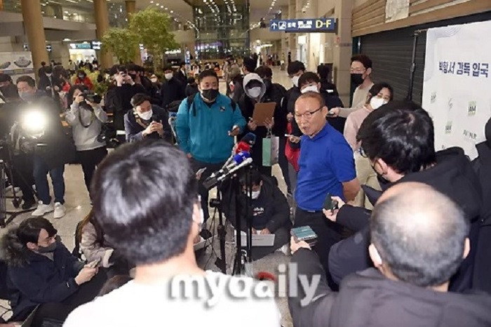 Park Hang-seo welcomed home, shows gratitude to Vietnam