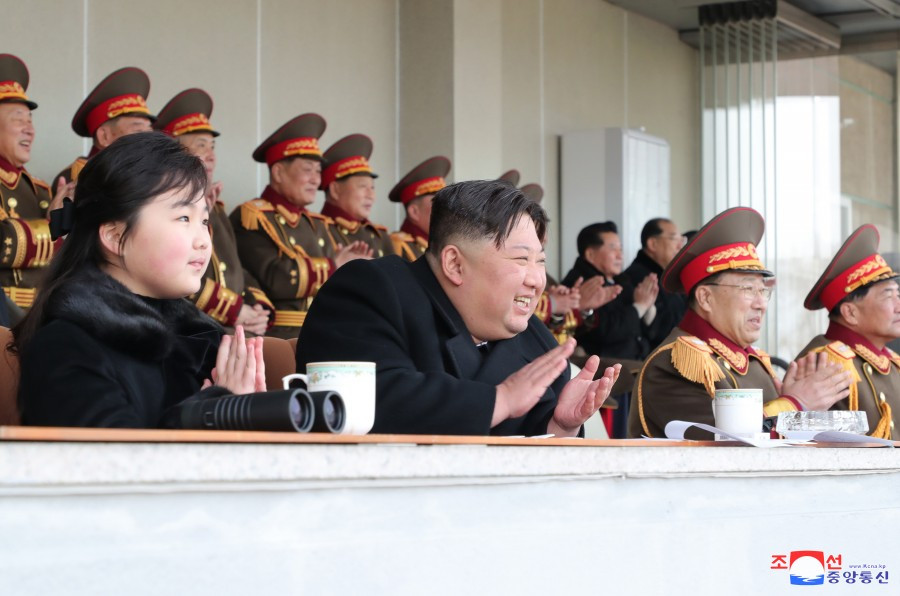 Ông Kim Jong Un cùng con gái đi xem bóng đá