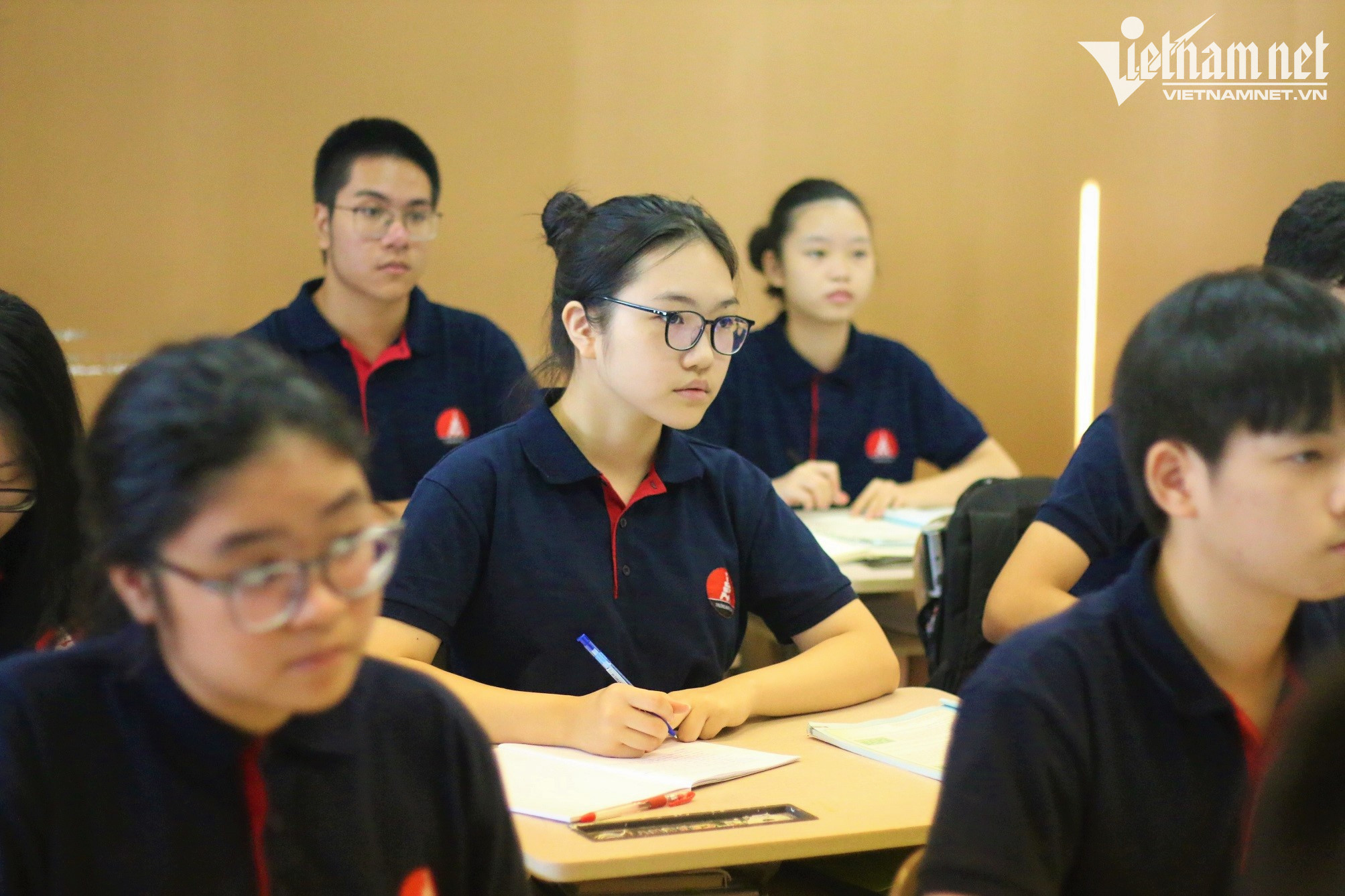Thể trạng học sinh lớn hơn bàn ghế, cử tri đề nghị Bộ GĐ-ĐT nghiên cứu thực tế