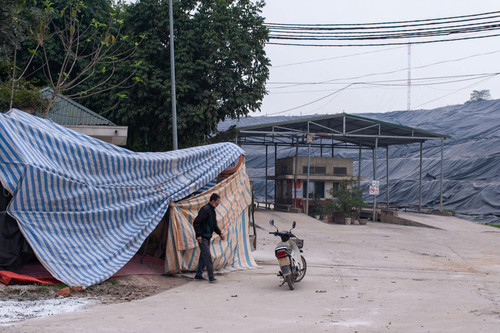 Người dân dựng lều chặn xe chở rác ở ngoại thành Hà Nội