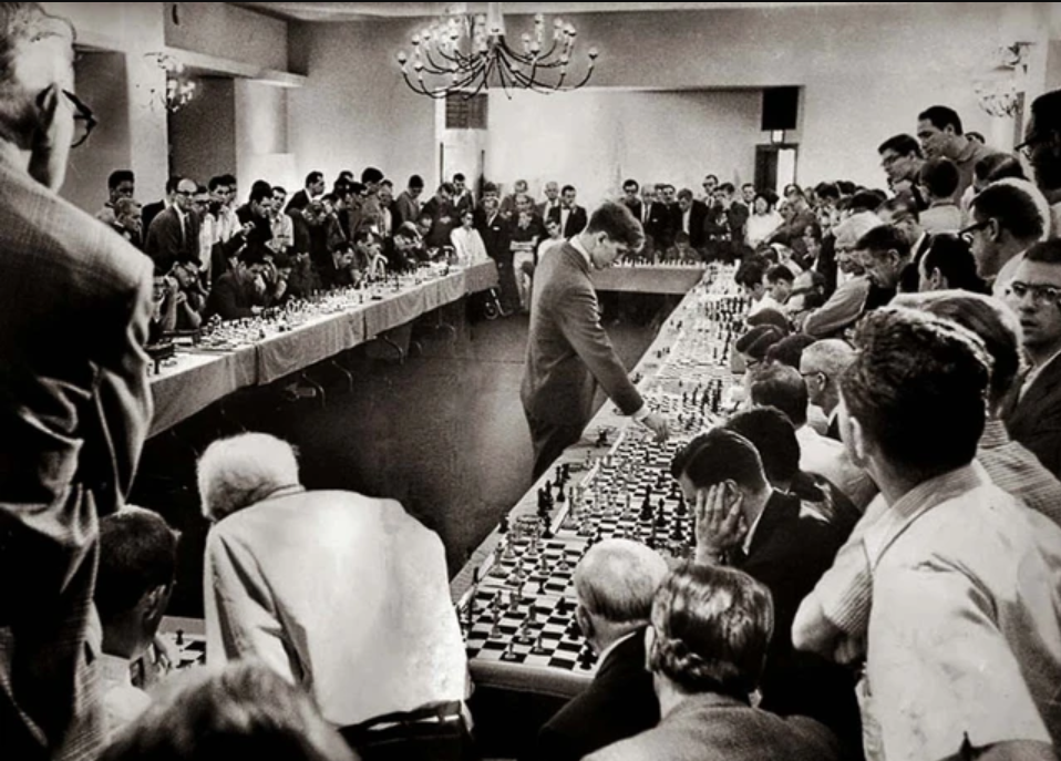 Kỳ thủ cờ vua vĩ đại 1 mình 'cân' 50 người và bi kịch cuối đời