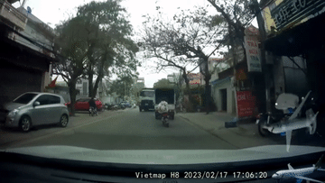 Tài xế ô tô chở rác giật mình bấm còi liên hồi khi bé gái xuất hiện trước đầu xe