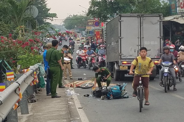 Xe máy văng bánh sau cú đâm trực diện ô tô tải, 1 người tử vong