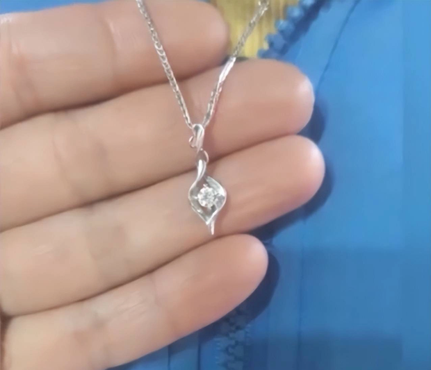 Cậu bé 8 tuổi trộm dây chuyền kim cương của mẹ tặng bạn gái