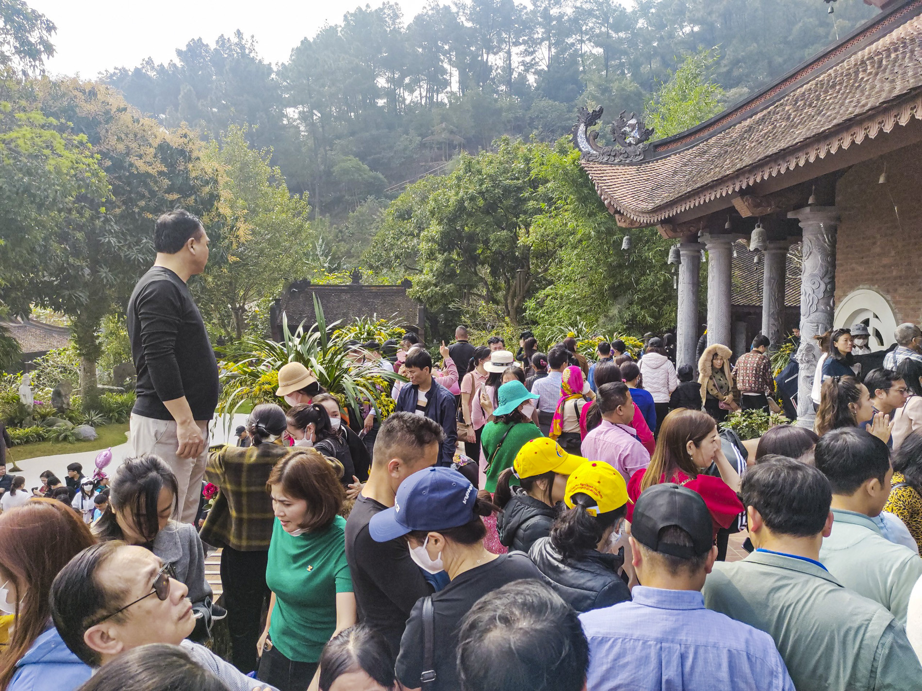 'Biển' người đổ về chùa Địa Tạng Phi Lai Tự ngày cuối tuần