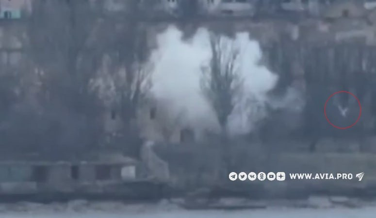 Trúng tên lửa chống tăng của Nga, lính Ukraine văng ra ngoài cửa sổ 30m