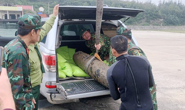 Wartime bomb safely removed from seabed in Quang Binh